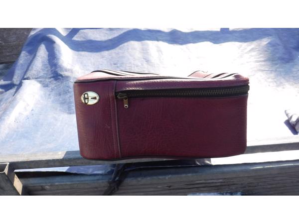 Rode lederen reiskoffer