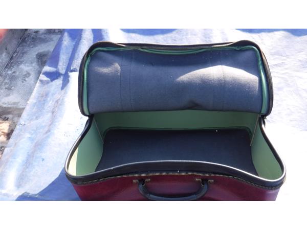 Rode lederen reiskoffer