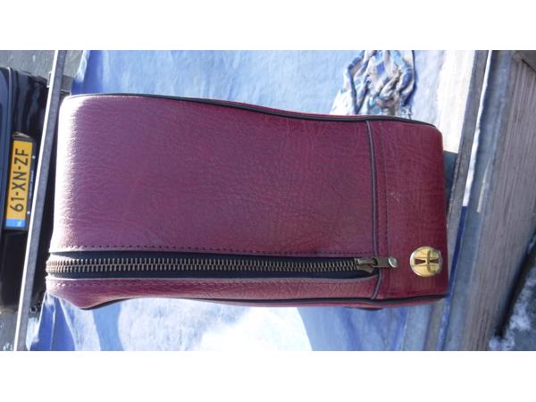 Rode lederen reiskoffer