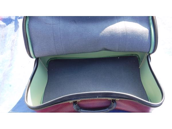 Rode lederen reiskoffer