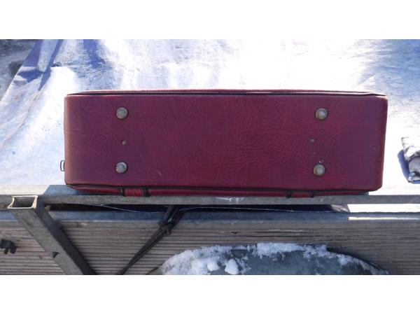 Rode lederen reiskoffer