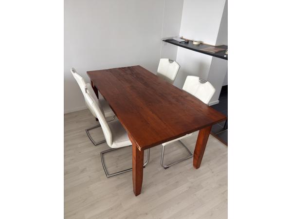 Robuuste houten eettafel met 4 stoelen