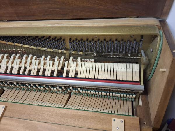 Rippen houten piano