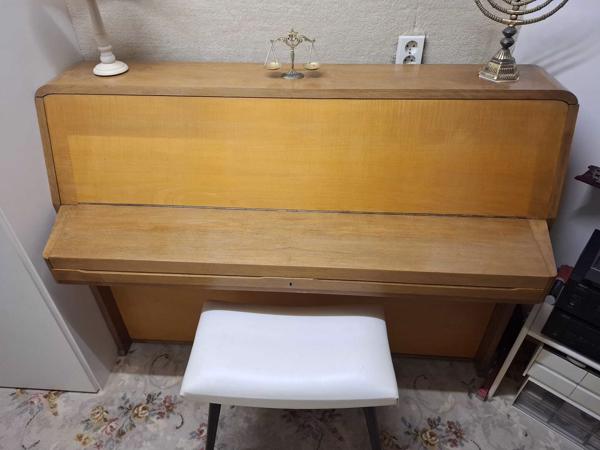 Rippen houten piano