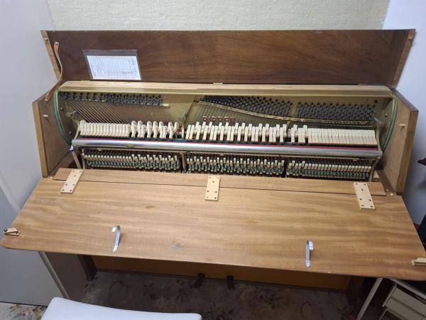 Rippen houten piano