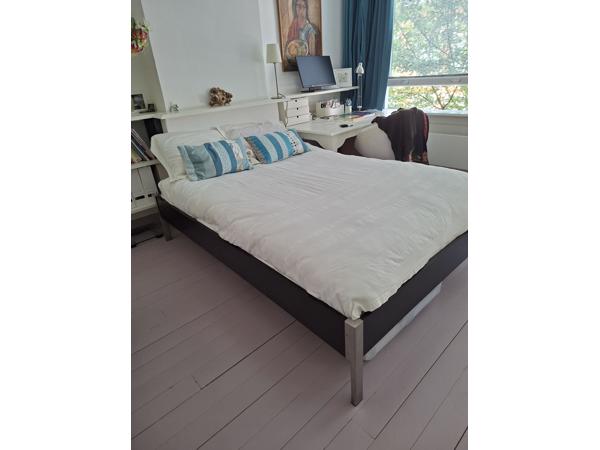 Bed 140x200 zeer goede staat en sterk