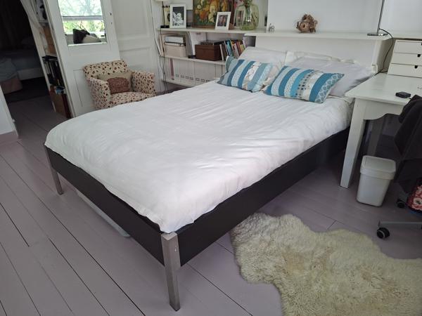Bed 140x200 zeer goede staat en sterk