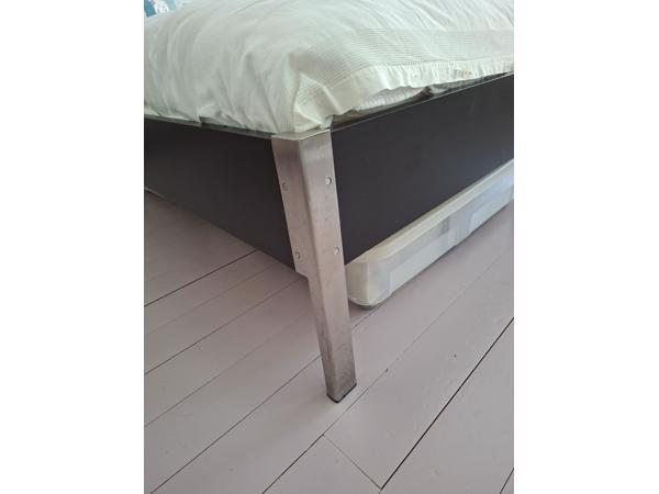 Bed 140x200 zeer goede staat en sterk