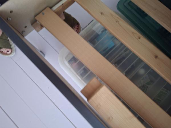 Bed 140x200 zeer goede staat en sterk