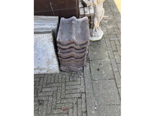 Af te halen, er liggen bakstenen, stoeptegels, dakpannen en tuin ornament