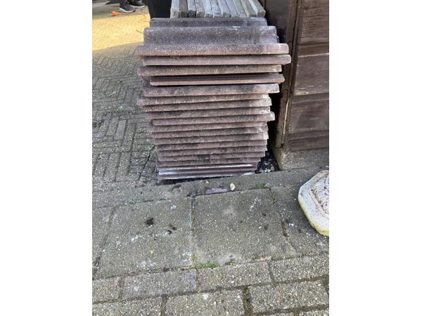 Af te halen, er liggen bakstenen, stoeptegels, dakpannen en tuin ornament