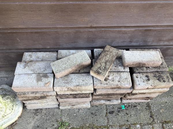 Af te halen, er liggen bakstenen, stoeptegels, dakpannen en tuin ornament