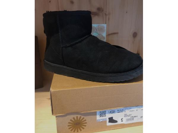 Uggs Bruin en Zwart. Verschillende maten beschikbaar.