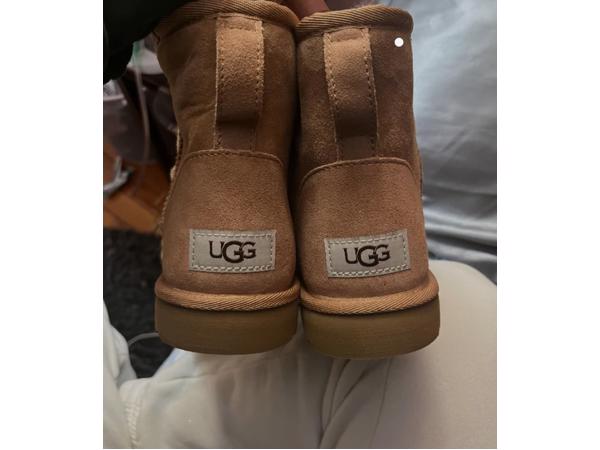 Uggs Bruin en Zwart. Verschillende maten beschikbaar.