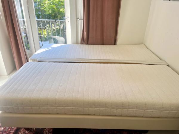 Tweepersoonsbed: 2 losse bedden incl 2 matrassen (180x210cm)