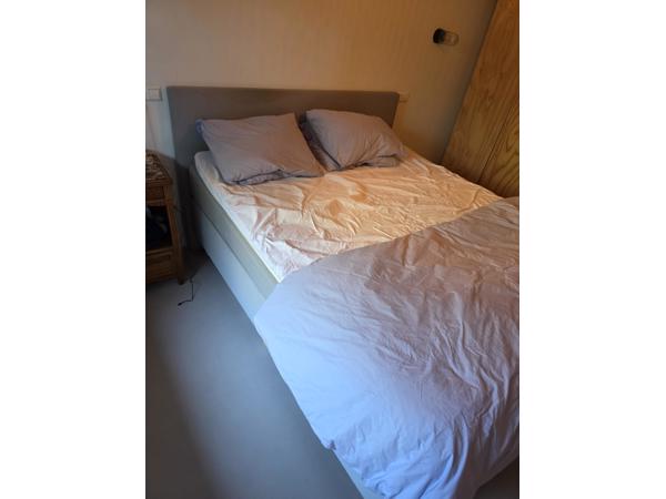 Kingsize bed (180x210)