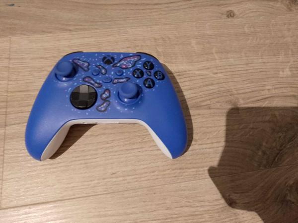 xbox series s met custom blauwe controller en leds in dexbox