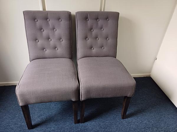 2 eetkamer stoelen