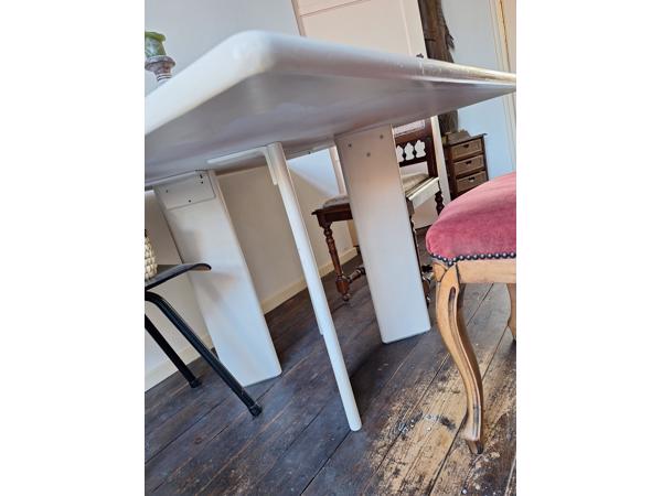 Mooie vierkante eettafel