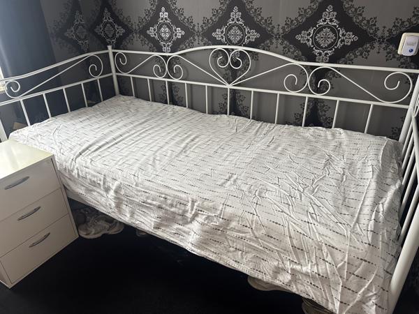 Eénpersoons wit stalen bed incl matras