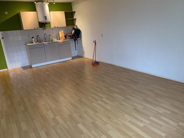 Laminaatvloer beuken 60 m2 plus een nieuw pak en plinten
