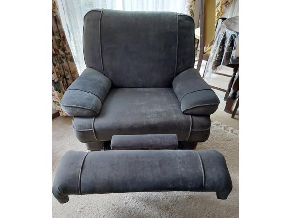 2 relaxfauteuils met uitklapbaar voetendeel