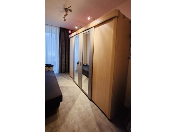 Grote hang-legkast in zeer goede staat. Zelf demonteren.