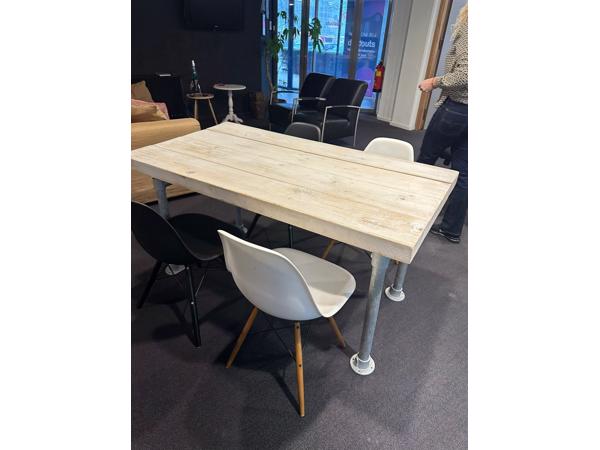 Gratis af te halen houten tafels