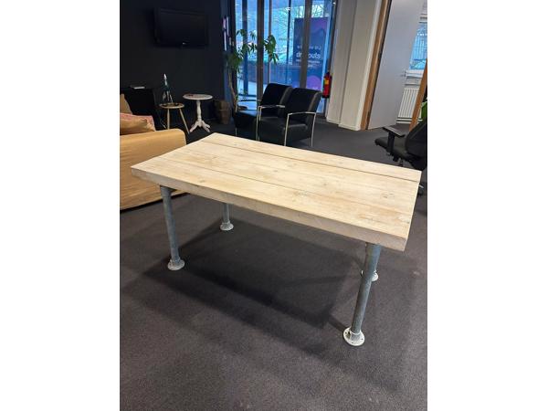 Gratis af te halen houten tafels