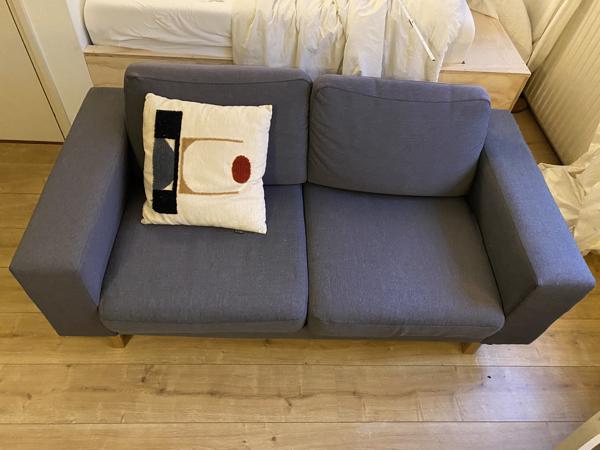 Grijze tweezits bank