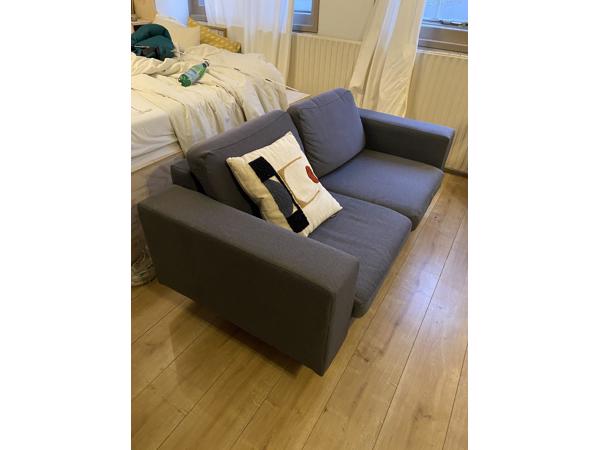 Grijze tweezits bank