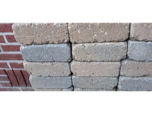 240 stenen , vierkant (14,5 bij 14,5, hoogte 5,5 cm)