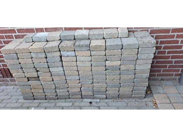 240 stenen , vierkant (14,5 bij 14,5, hoogte 5,5 cm)