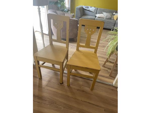 Twee gele houten eetkamer stoelen