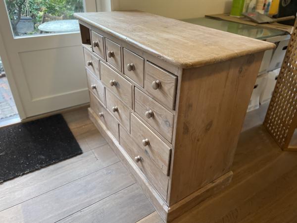 een grenen ladenblok