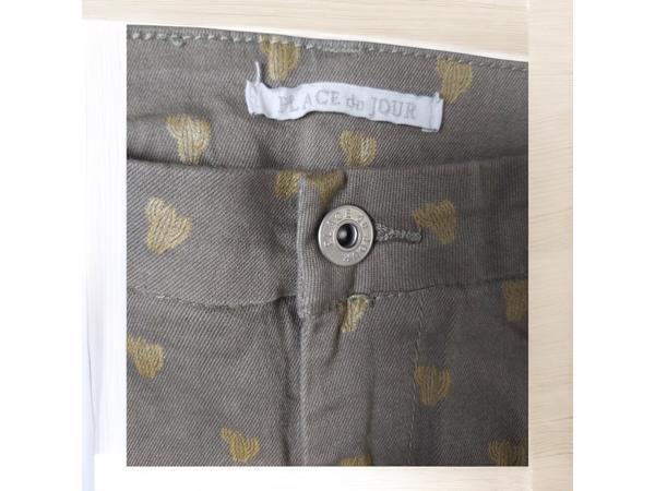 Place du Jour bedrukte broek met gouden cactus opdruk khaki