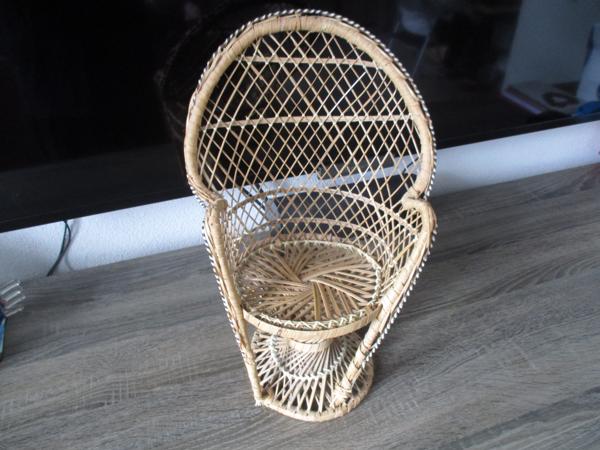 Porseleinen Poppen met Stoeltjes.