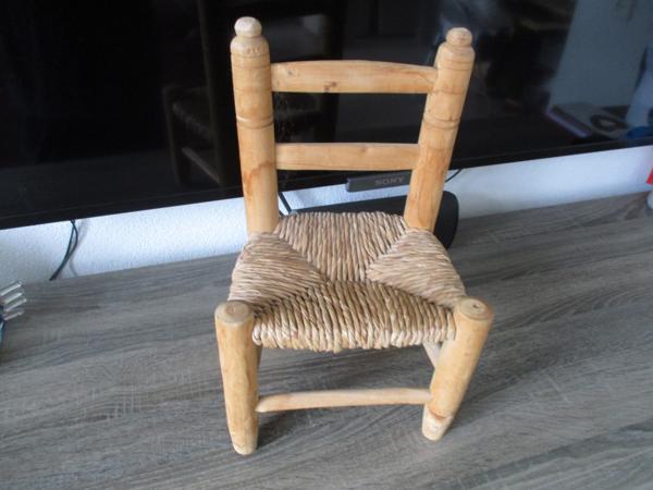 Porseleinen Poppen met Stoeltjes.