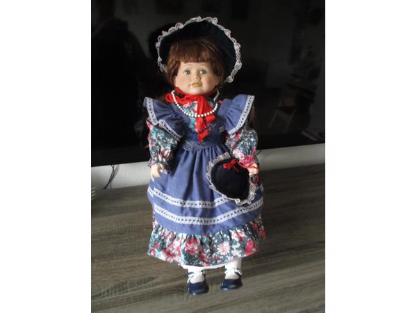 Porseleinen Poppen met Stoeltjes.