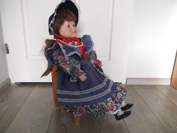 Porseleinen Poppen met Stoeltjes.