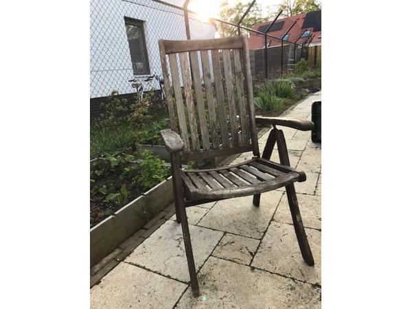 twee hardhouten meerstanden tuinstoelen