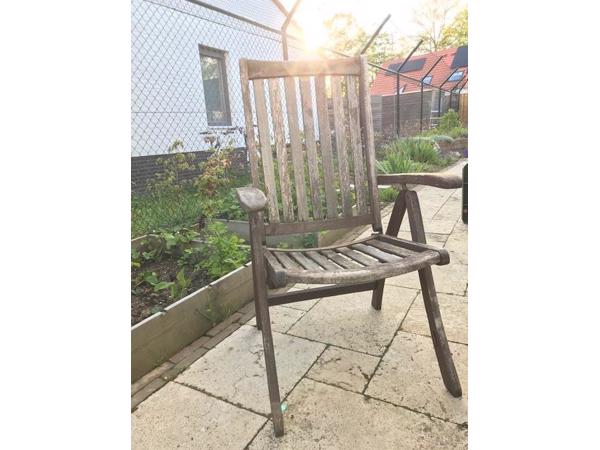 twee hardhouten meerstanden tuinstoelen