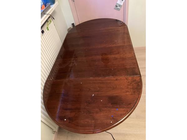 Praktische inklapbare houten tafel