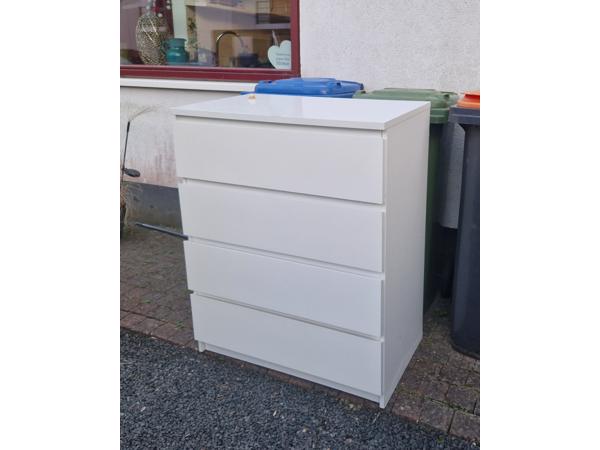 mooie boekenkast en ladekast