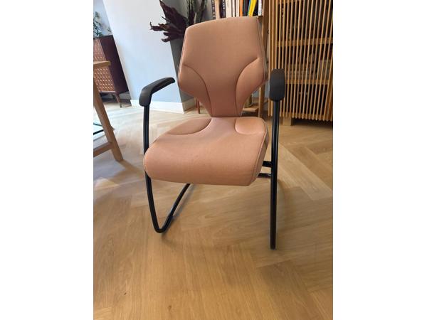 5 GRATIS roze eetkamer en/of kantoor stoelen. Set bestaat uit twee stijlen stoelen.  2 stoelen stijl eerste twee fotos (gestreept design)  3 stoelen stijl laatste twee fotos  Zitten erg comfertabel   ALS SET OPHALEN!