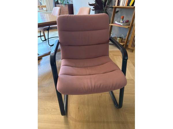 5 GRATIS roze eetkamer en/of kantoor stoelen. Set bestaat uit twee stijlen stoelen.  2 stoelen stijl eerste twee fotos (gestreept design)  3 stoelen stijl laatste twee fotos  Zitten erg comfertabel   ALS SET OPHALEN!