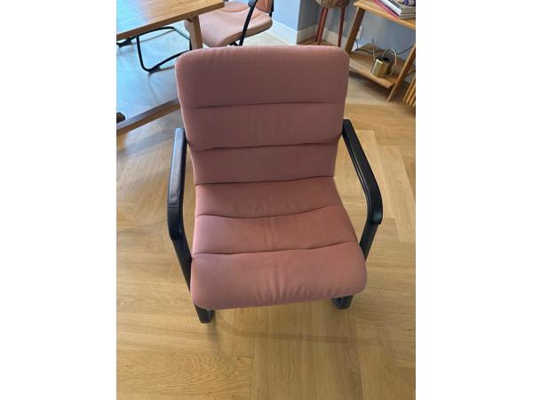 5 GRATIS roze eetkamer en/of kantoor stoelen. Set bestaat uit twee stijlen stoelen.  2 stoelen stijl eerste twee fotos (gestreept design)  3 stoelen stijl laatste twee fotos  Zitten erg comfertabel   ALS SET OPHALEN!