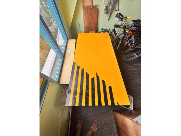 Stevige tafel met sfeervol tafelblad