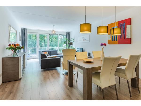 Eettafel met stoelen