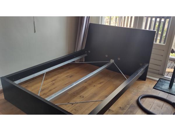 Bedframe ikea gratis